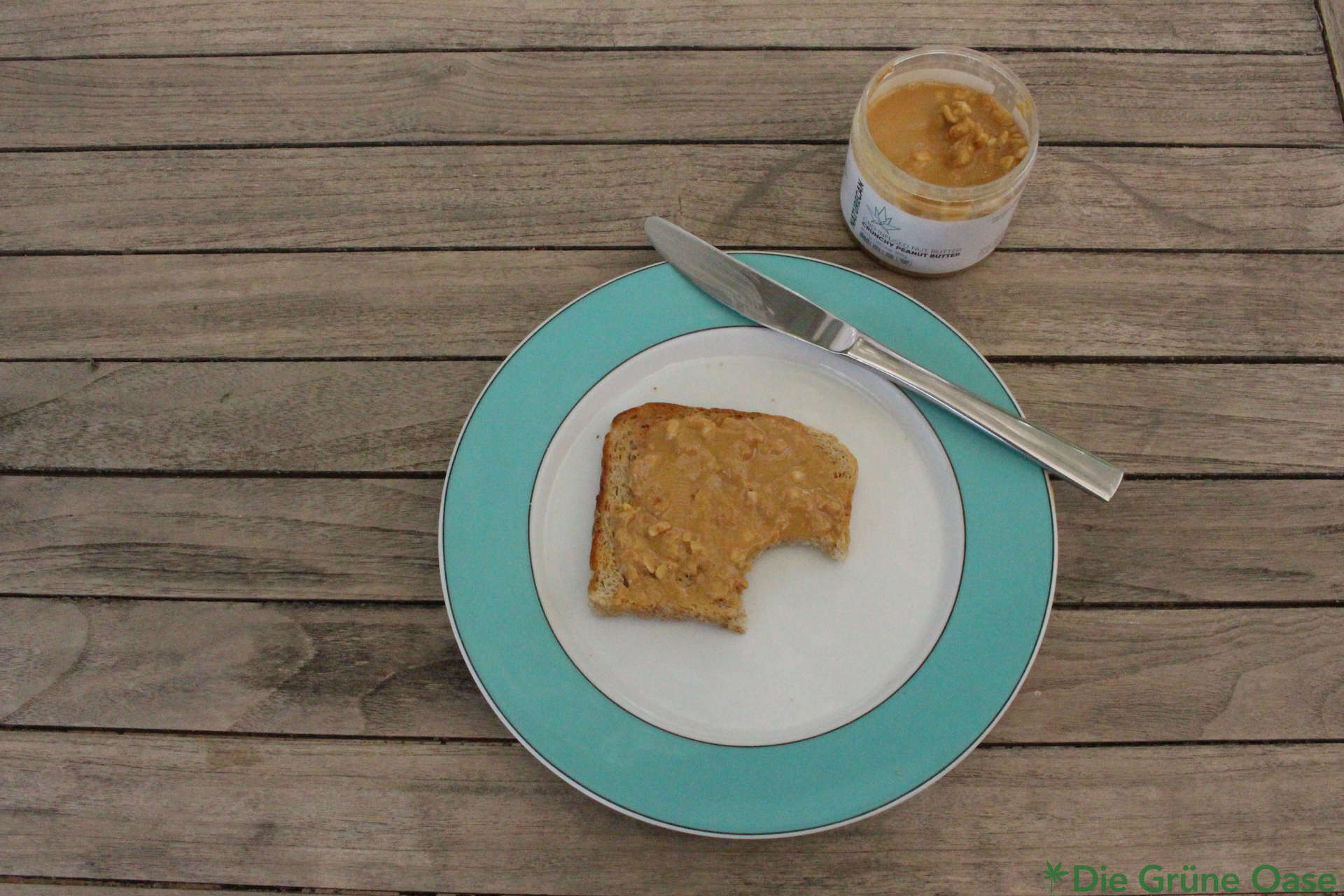 Abgebissenes Toast mit Naturecan CBD Erdnussbutter